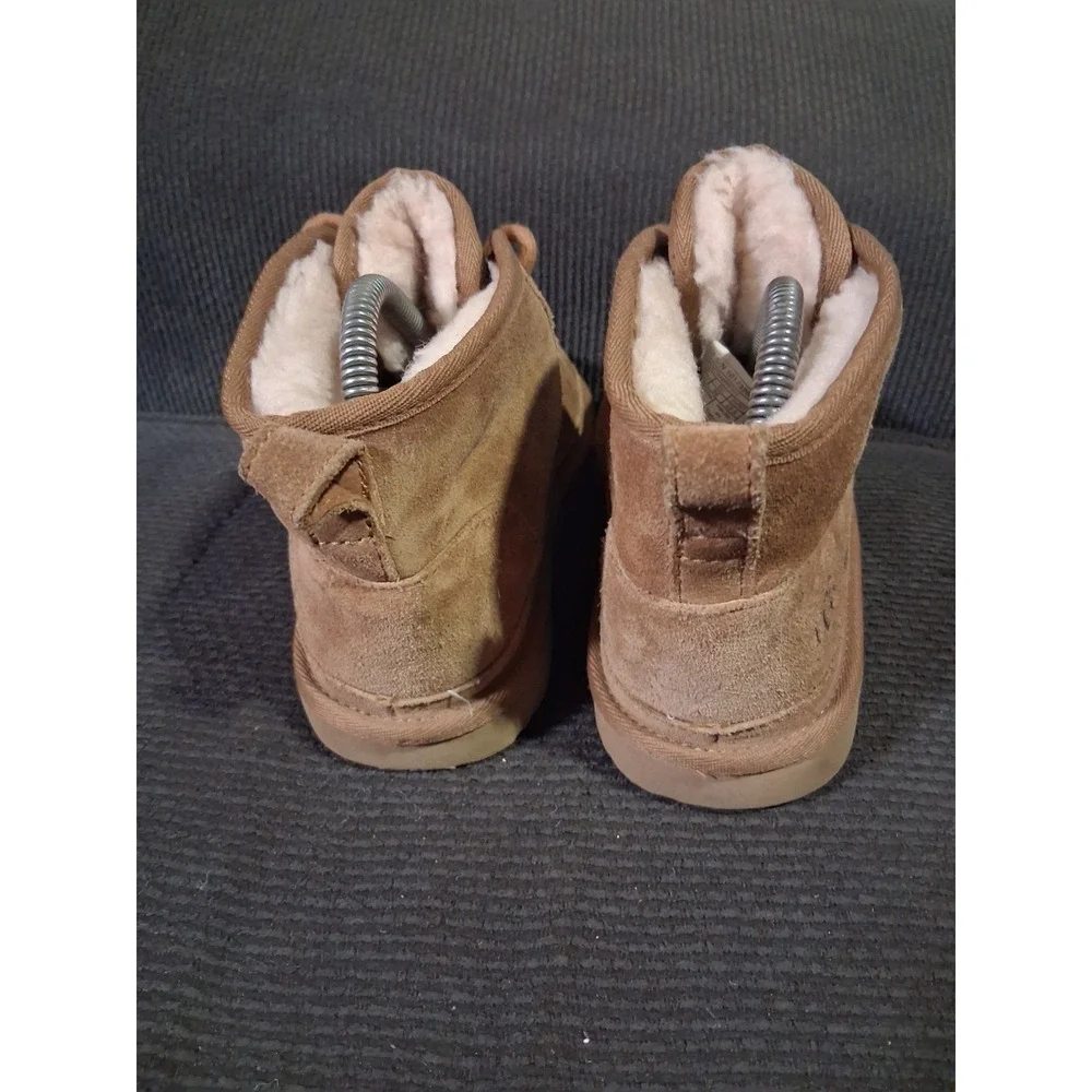 UGG Neumel II Graphic Boys Boots Size‎ 4 Chestnut Youth's Shoes 1120703K